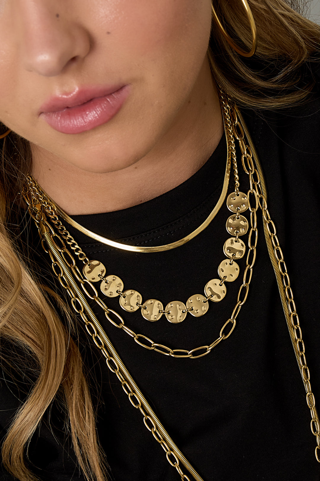 Layered alternating necklaces