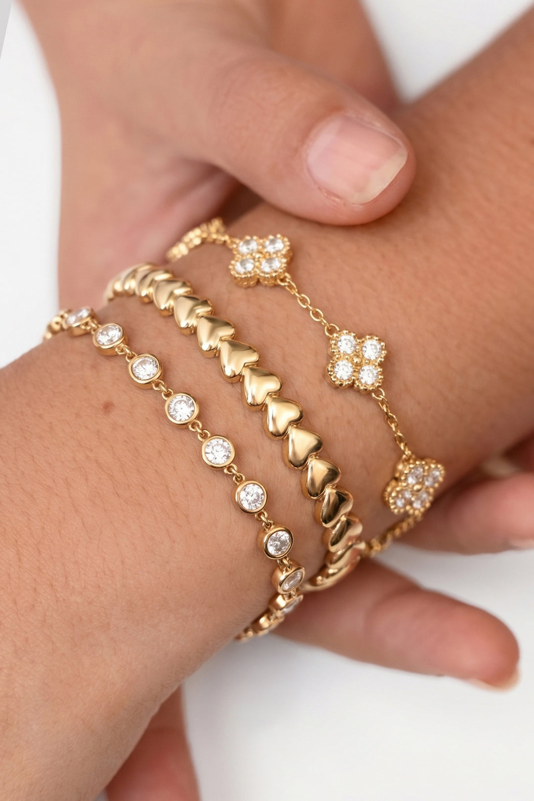 Bracelet with zirconia-set clovers